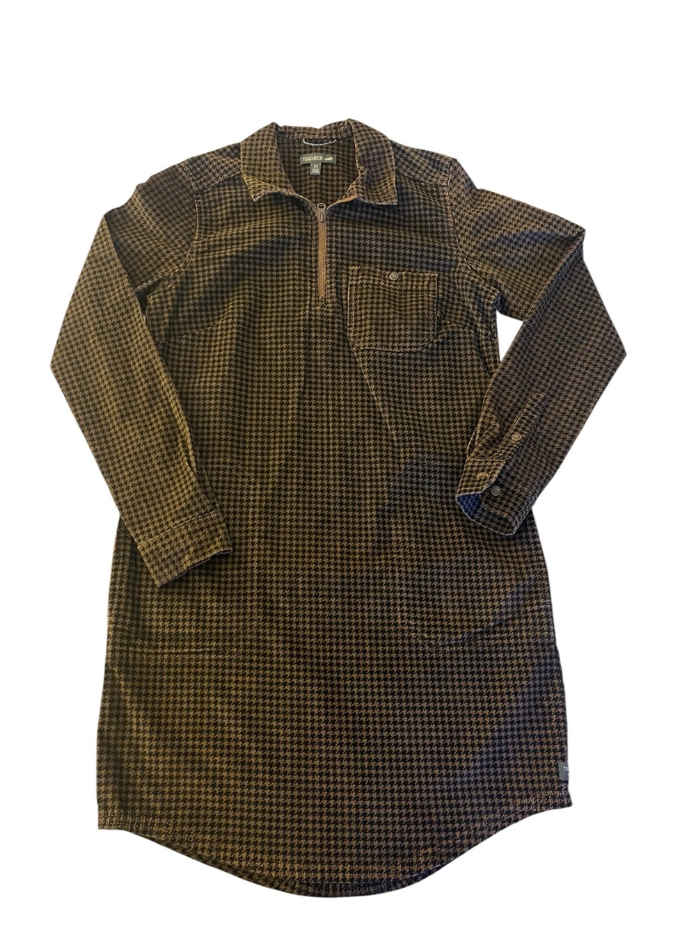 Toad&Co Cruiser Cord
Popover Dress in a brown houndstooth pattern